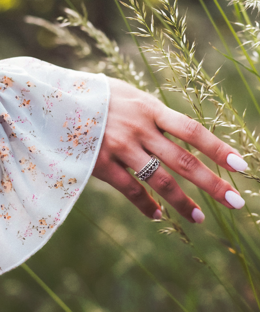 細身のリングを重ね付けするスタイルのアイデア